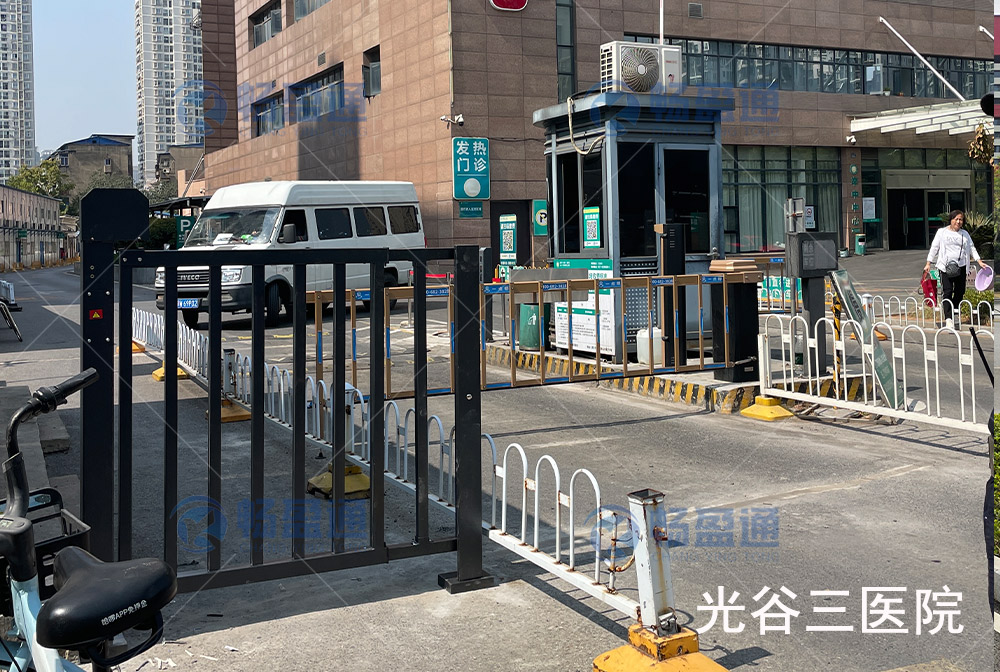 光谷三醫院人行通道廣告門